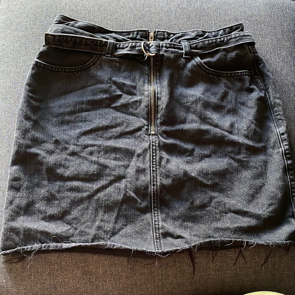 Distressed hem black skirt with belt